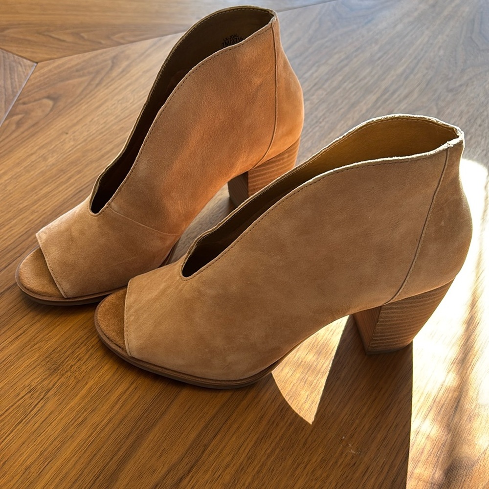 Lucky Brand size 7 brown suede bootie 2” heel. Never worn. Perfect condition.